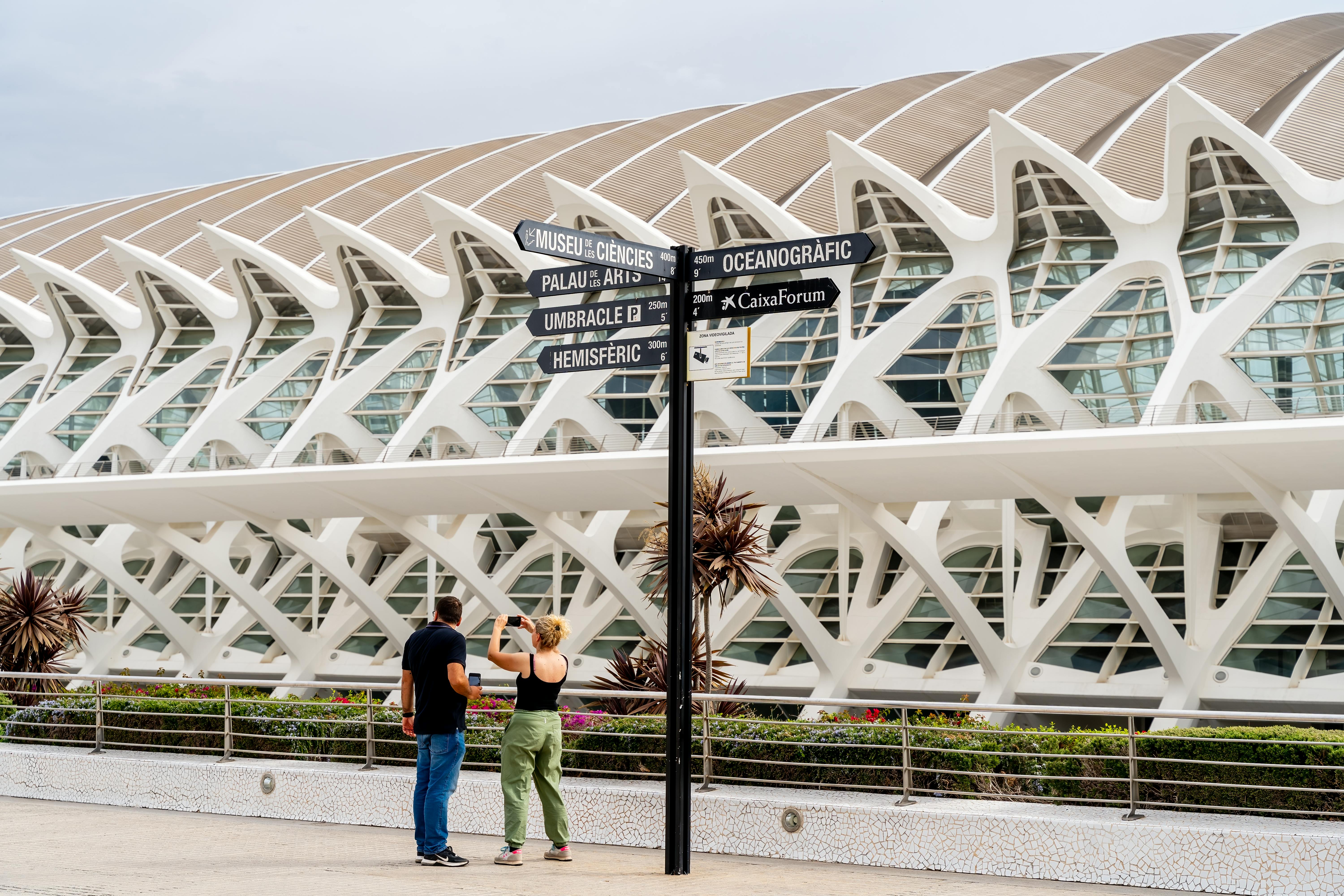 Señales con indicaciones para llegar a los edificios de la Ciudad de las Artes y las Ciencias
