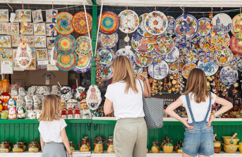 mercado de l'escuraeta familia con hijos