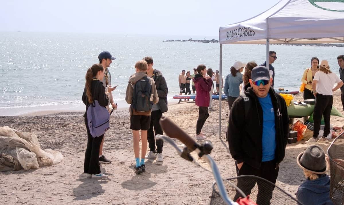 Ven a limpiar las playas de València