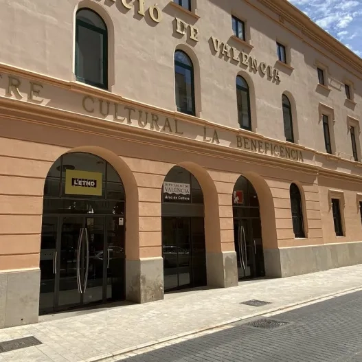 Accés principal a l'establiment amb portes automàtiques i una correcta accessibilitat exterior.