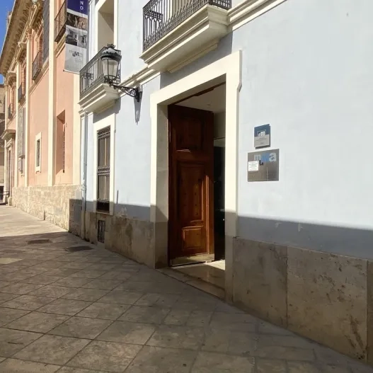 Accessibilitat exterior adequada.