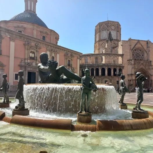 Fita monumental com a referència per a la identificació de l'espai.