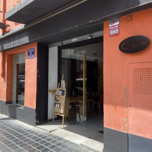 Accessibilitat exterior adequada.