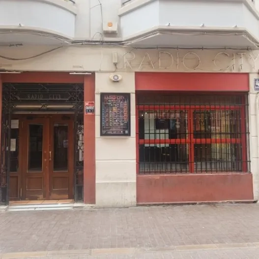 Recorrido exterior sin desniveles y ancho hasta el acceso