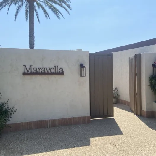 Accessibilitat exterior adequada amb portes batents que es mantenen obertes durant l'horari d'obertura.