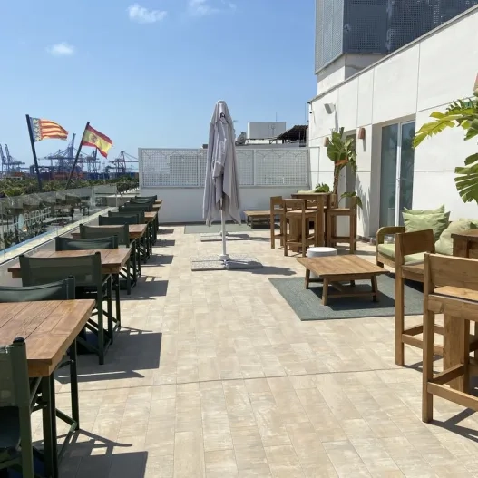 Terraza superior y exterior accesible con mobiliario disponible según tipo de eventos y/o usuarios.