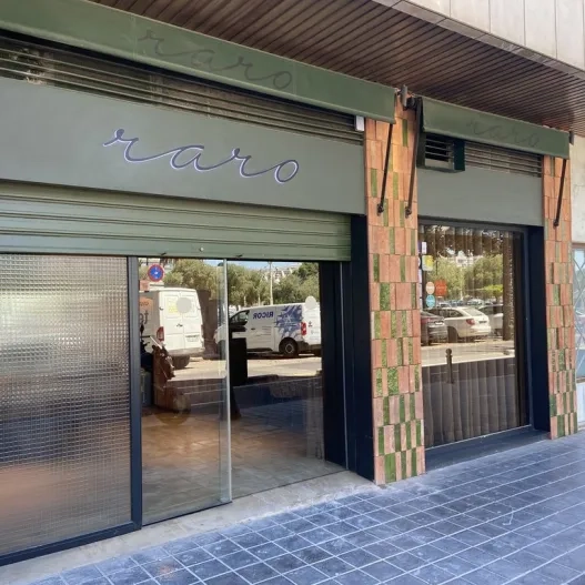 Accés principal a l'establiment amb portes automàtiques i una correcta accessibilitat exterior.