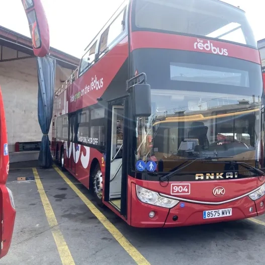 Accés per portes automàtiques i porta automàtica adaptada.