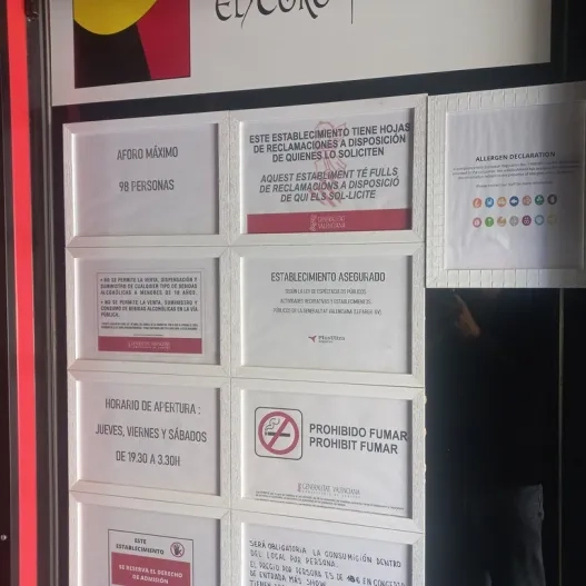 Comunicació de normes a través de cartelleria ben contrastada i mida de lletra adequada.