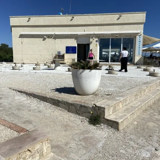 Main access to the establishment.