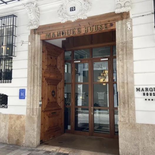 Puertas batientes acceso principal al establecimiento.