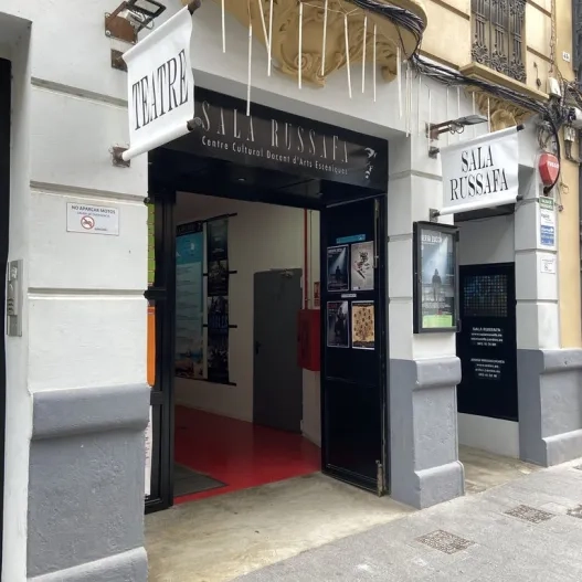 Acceso principal al establecimiento correctamente señalizado y sin desniveles.