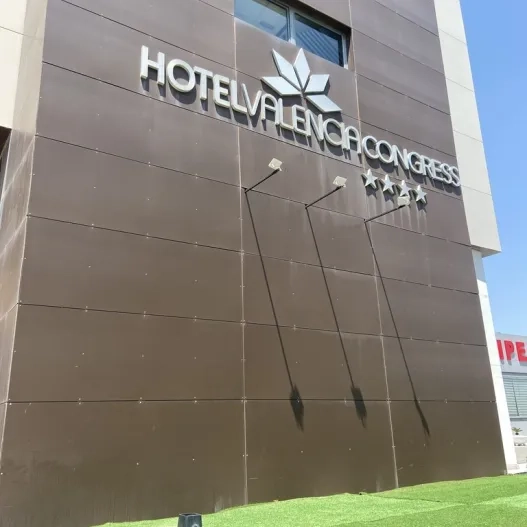 Nombre del hotel en la fachada y con una correcta visibilidad.