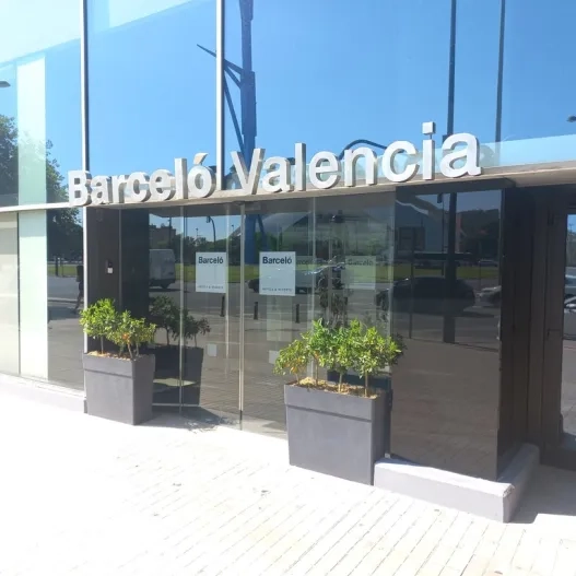 Establecimiento bien identificado desde exterior con rótulo informativo.