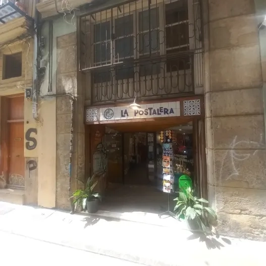 Establecimiento reconocible desde el exterior con rótulo.
