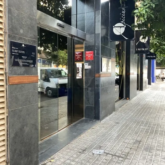 Acceso principal al establecimiento.