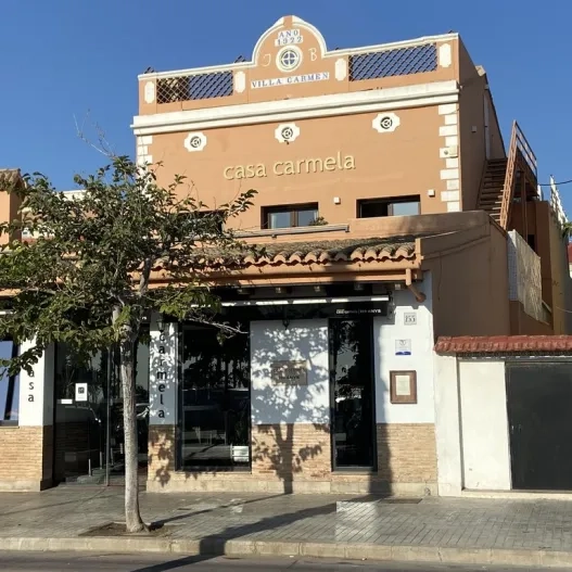 Façana principal, accés a l'establiment.