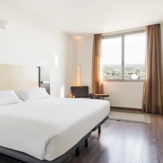 Habitación adaptada con espacio de transferencia a ambos lados