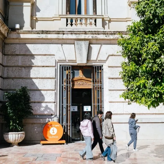 Entrada principal de la oficina. FVV