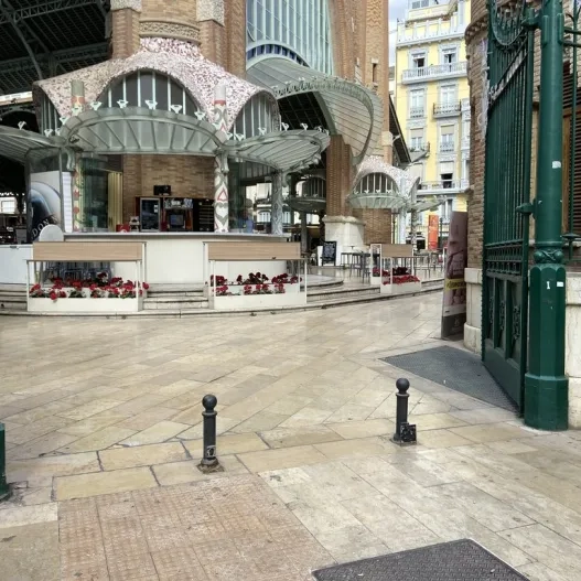 Acceso principal Mercado de Colón, donde se encuentra el establecimiento.
