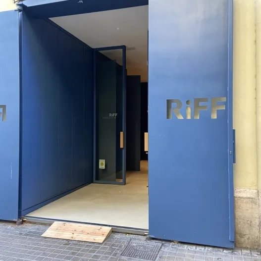 Main access to the establishment.