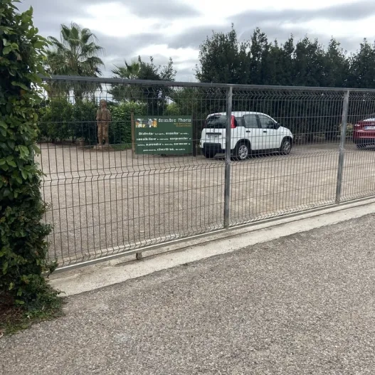 Puerta corredera de acceso al espacio de actividades.
