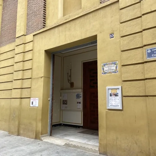 Accesibilidad exterior correcta, con nombre y número de la calle junto a la puerta principal.