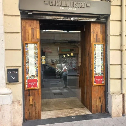 Establecimiento reconocible desde el exterior con rótulo en fachada.