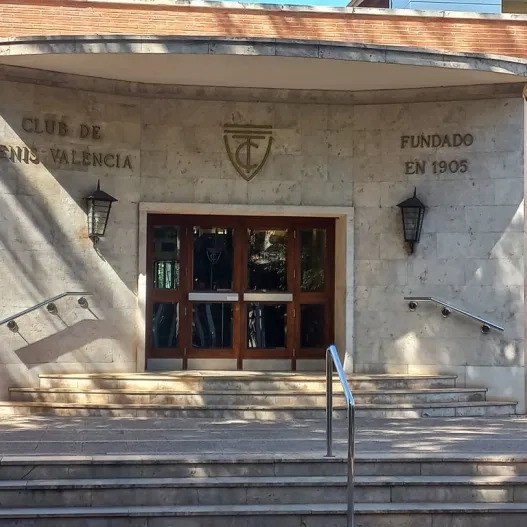 Establecimiento reconocible mediante rótulo en fachada.