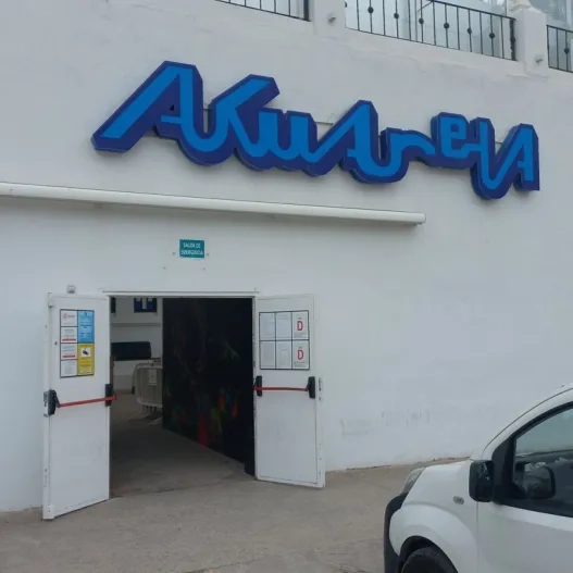 Establecimiento reconocible desde el exterior con rótulo en fachada.
