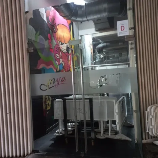Vinilo corporativo para identificación de vidrios de puerta de acceso a altura adecuada.