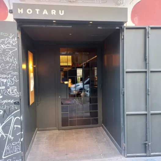 Establecimiento reconocible desde el exterior con rótulo en fachada.