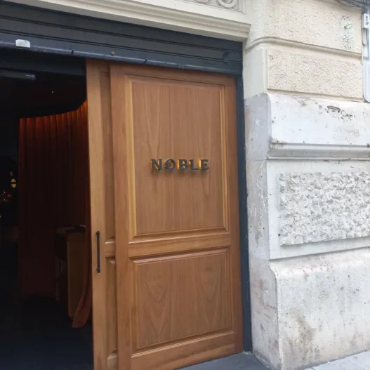 Establishment recognizable from the outside with a sign on the facade.