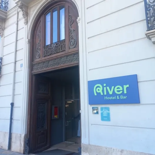 Establecimiento reconocible desde el exterior con rótulo en fachada.