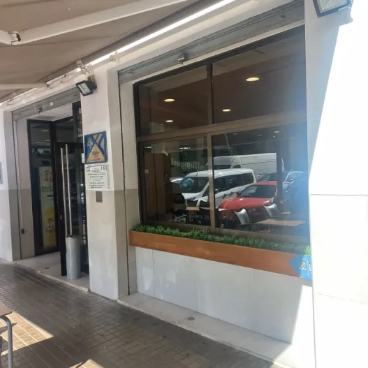 Establecimiento reconocible desde el exterior con rótulo en fachada.