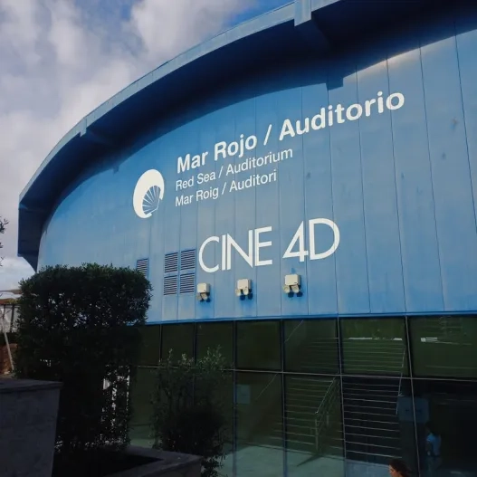 Establecimiento reconocible desde el exterior con rótulo en fachada.