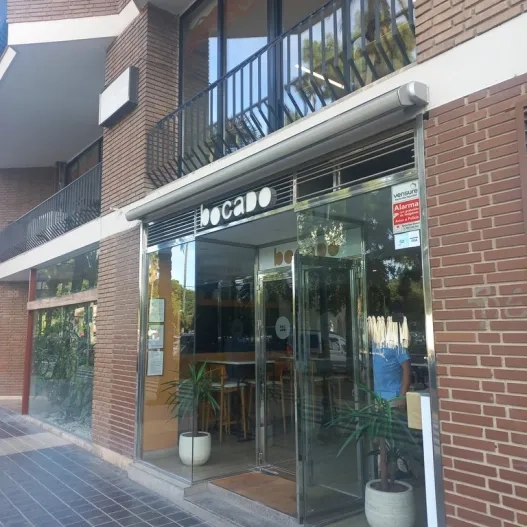 Establecimiento reconocible desde el exterior con rótulo en fachada.