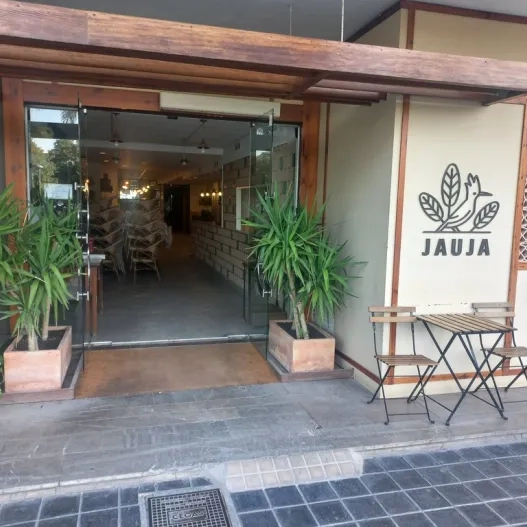 Establecimiento reconocible desde el exterior con rótulo en fachada.