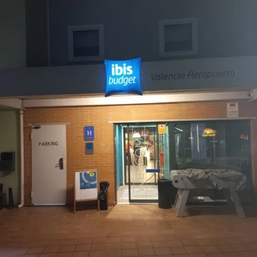 Establecimiento reconocible desde el exterior con rótulo en fachada.