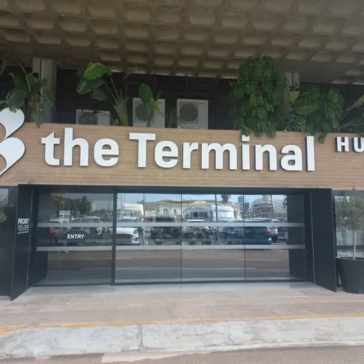 Establecimiento reconocible desde el exterior con rótulo en fachada.