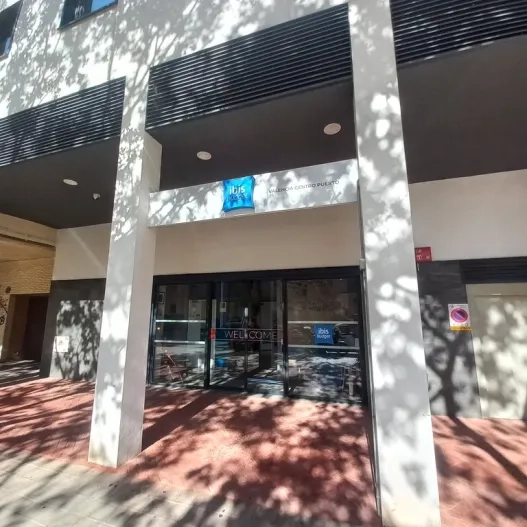 Establecimiento reconocible desde el exterior con rótulo en fachada.