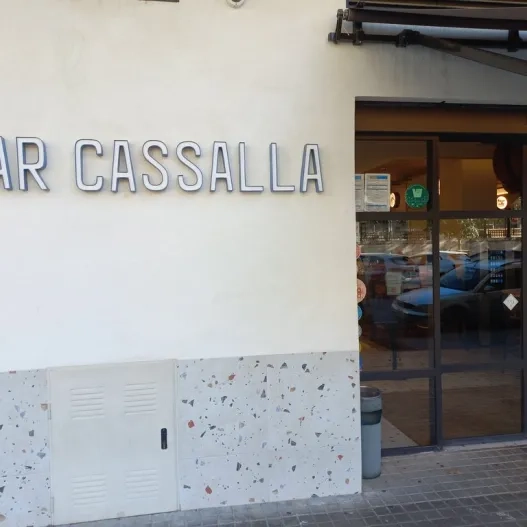 Establecimiento reconocible desde el exterior con rótulo en fachada.