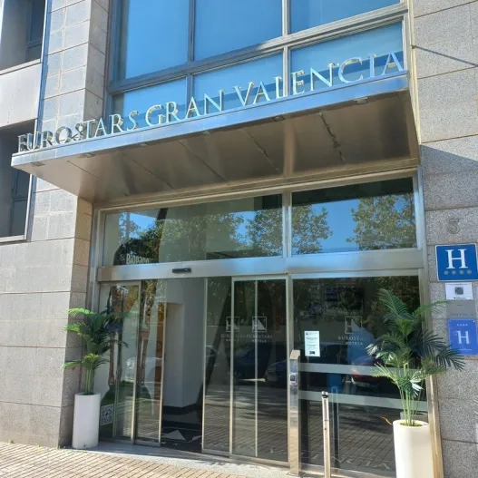 Establishment recognizable from the outside with a sign on the facade.