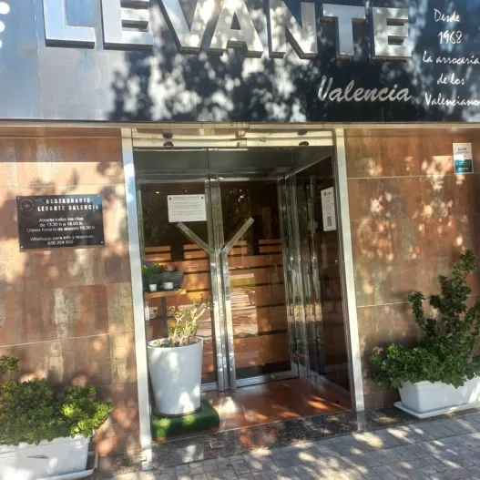 Establishment recognizable from the outside with a sign on the facade.