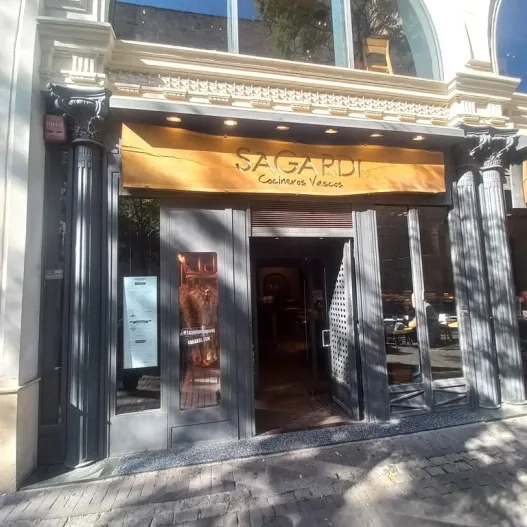 Establiment reconeixible des de l'exterior amb rètol a la façana.