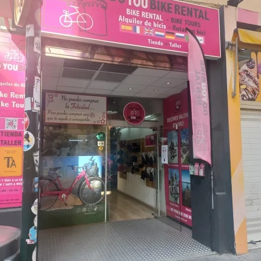 Establecimiento reconocible desde el exterior con rótulo en fachada.