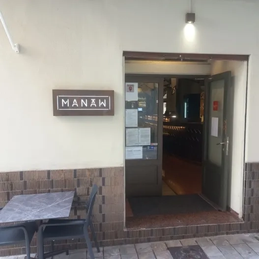 Establecimiento reconocible desde el exterior con rótulo en fachada.