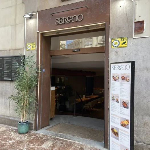 Accés principal a l'establiment amb portes automàtiques i una correcta accessibilitat exterior.