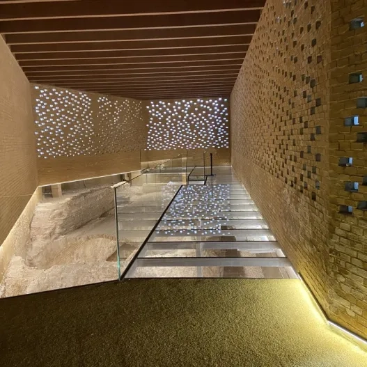 Espacio expositivo accesible con amplio pasillo y correcta iluminación.