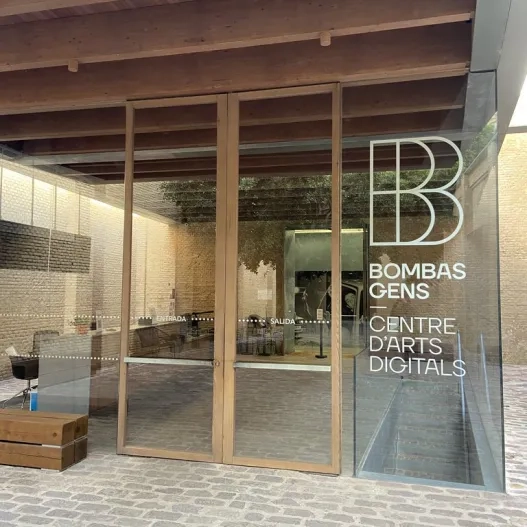 Puertas automáticas de acceso al espacio expositivo.